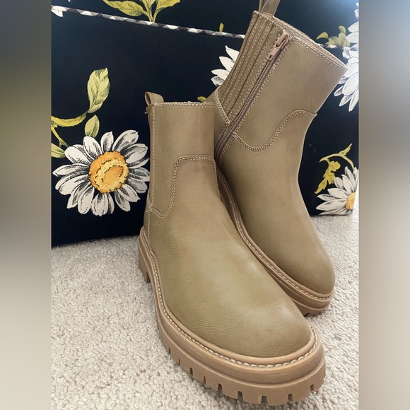 NWT Time and Tru Chelsea Boots - Picture 1 of 9